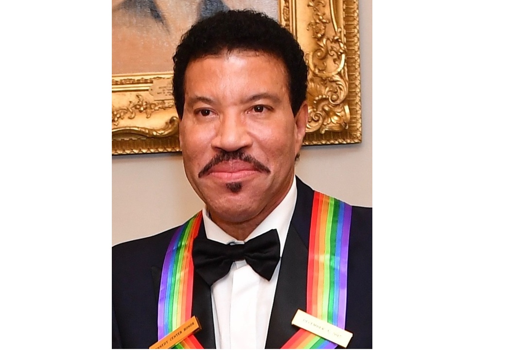 Lionel Richie onwel tijdens optreden en uit voorzorg naar het ziekenhuis gebracht